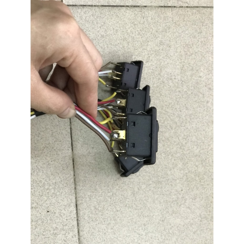 Phụ tùng ô tô -Công tắc lên xuống kính đơn liền rắc điện 12V  hỗ trợ lắp đặt thay thế tại hà nội