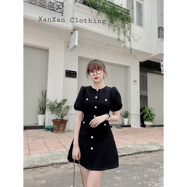 Đầm xốp đen đính nút 1 lớp