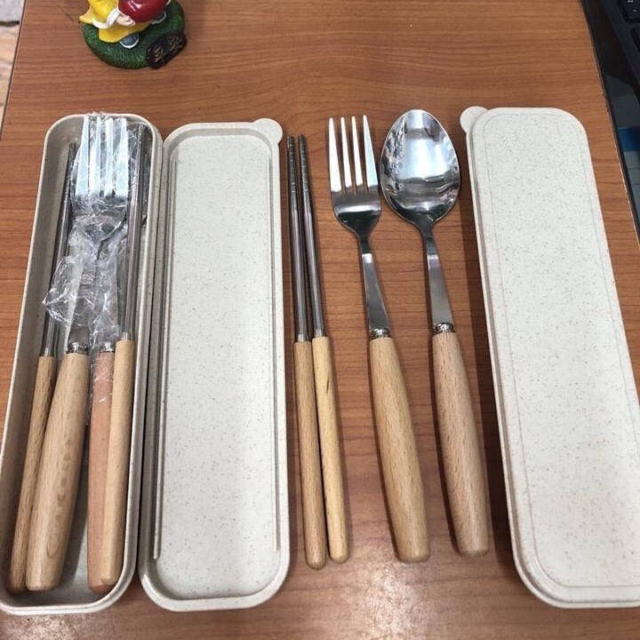 Bộ Thìa Đũa Dĩa Lúa Mạch Cán Gỗ Inox Có Hộp Đựng Cao Cấp
