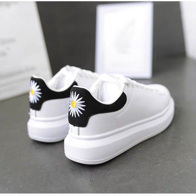 [MSP] Giày MCQ trắng gót nhung hình Hoa Cúc hàng cao cấp | BigBuy360 - bigbuy360.vn