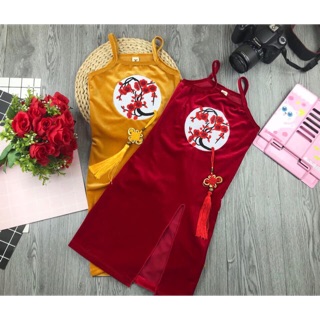 Váy yếm nhung xẻ tà thêu hoa nổi