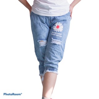 Quần jeans lửng màu xanh in hình hoa cúc trắng
