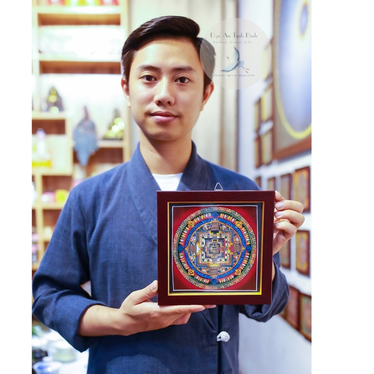 Tranh Thangka Mandala Tây Tạng vẽ tay bởi các Lama với nguyên liệu màu tự nhiên từ cỏ cây và khoáng vật..
