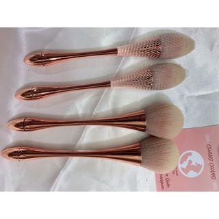 Chổi phủi bụi nail cán dài.