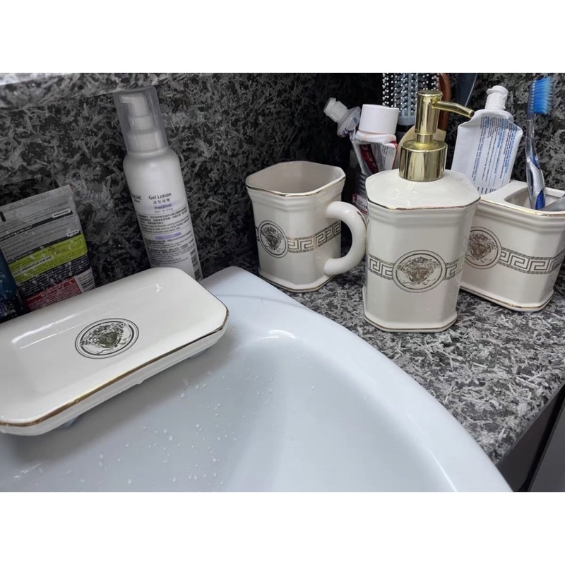 Bộ đồ dùng nhà tắm gốm sứ hình versace cao cấp