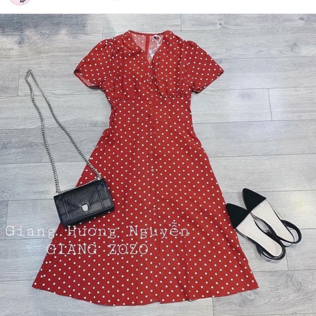 Đầm đỏ chấm bi