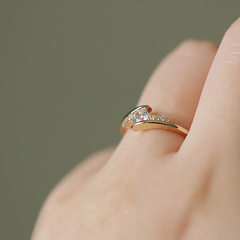 Nhẫn Đính Hôn Bằng Thép Titan Mạ Vàng Đính Đá Zircon Thời Trang Dành Cho Nữ