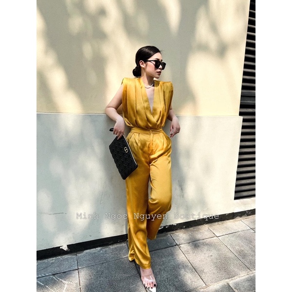 Set áo cổ tim đắp xéo độn vai phối quần ống suông vải lụa sang chảnh