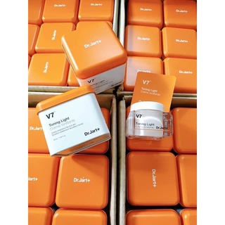 Kem dưỡng trắng da lên tone V7 TONING LIGHT