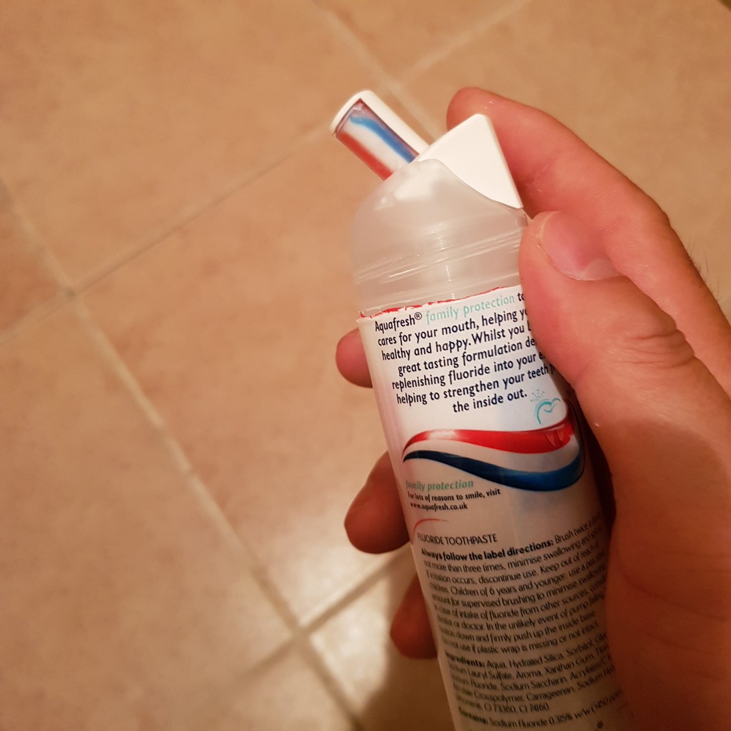 Kem Đánh Răng Aquafresh Whitening