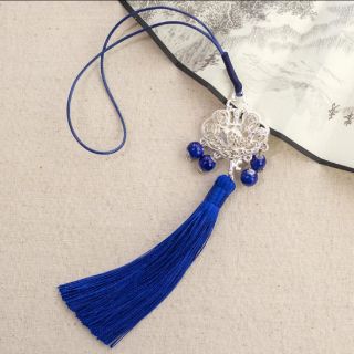 Móc treo cổ phong tua rua