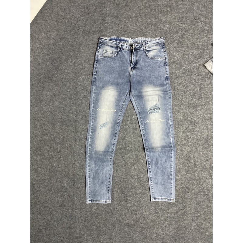 Quần jean nam xanh rách gối cao cấp chất bò co giãn in chữ AHFASHION | BigBuy360 - bigbuy360.vn