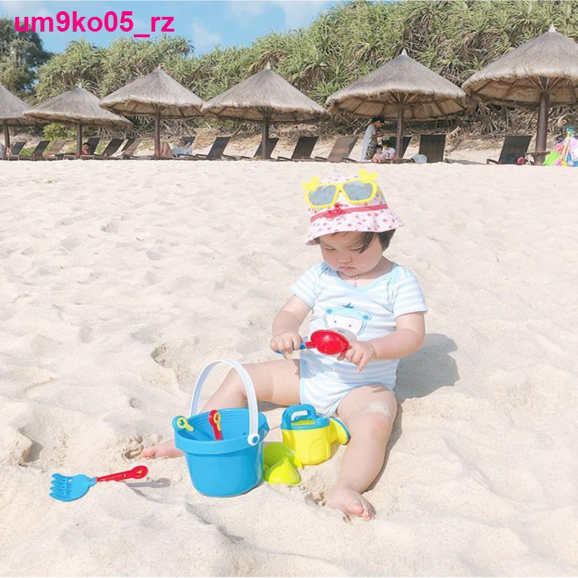 đồ sơ sinhBộ đồ chơi trẻ em trên bãi biển để với cát đào cậu bé cô gái bên bờ xẻng đồng hồ và xô