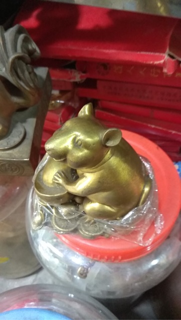 Tượng chuột ôm Vàng bằng đồng nguyên chất