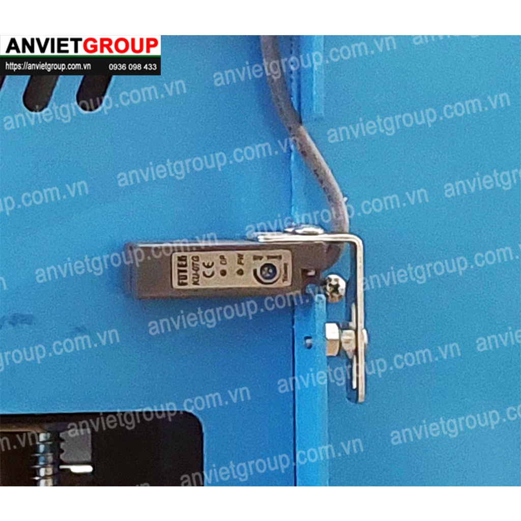 Mắt thần cảm biến đọc vạch máy dán ép dập đậy đóng nắp miệng ly cốc hộp Eton