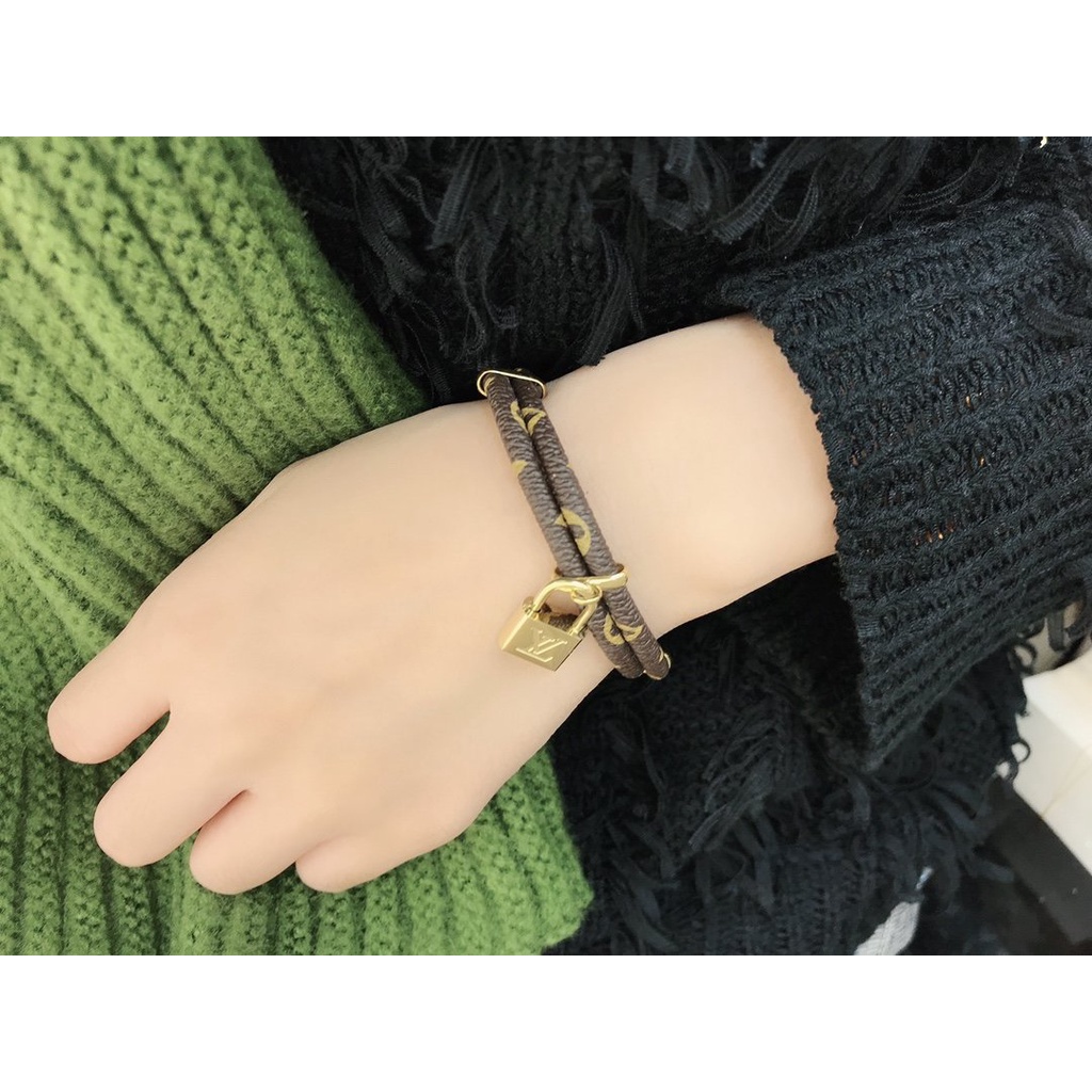 Vòng Tay Louis Vuitton Bằng Thép Titan Họa Tiết Chữ LV Sang Trọng Thời Trang