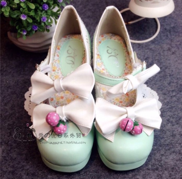 Giày lolita Nhật Bản hoa văn dâu tây phối chuông nhỏ