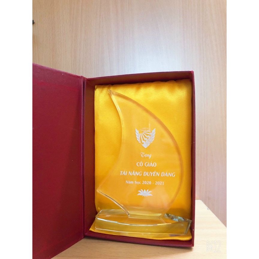 Combo 5 kỷ niệm chương pha lê buồm cong