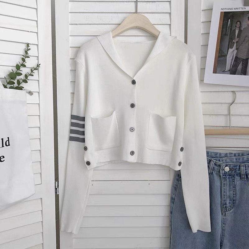 Khoác len cardigan có nón dáng lửng.