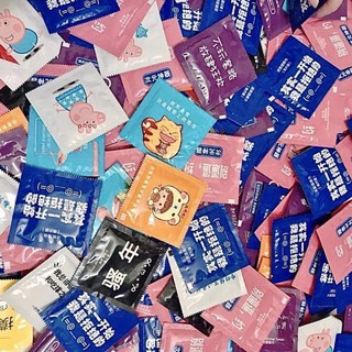 Khăn giấy ướt vuông mini tiện dụng cho bạn gái