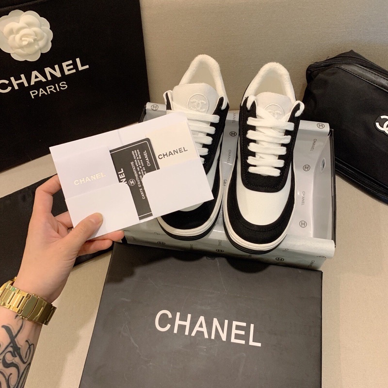 Giày sneakers Chanel thiết kế đường chỉ khâu tỉ mỉ mặt trên là vải mặt trong là chất liệu khăn thoáng khí dễ đi