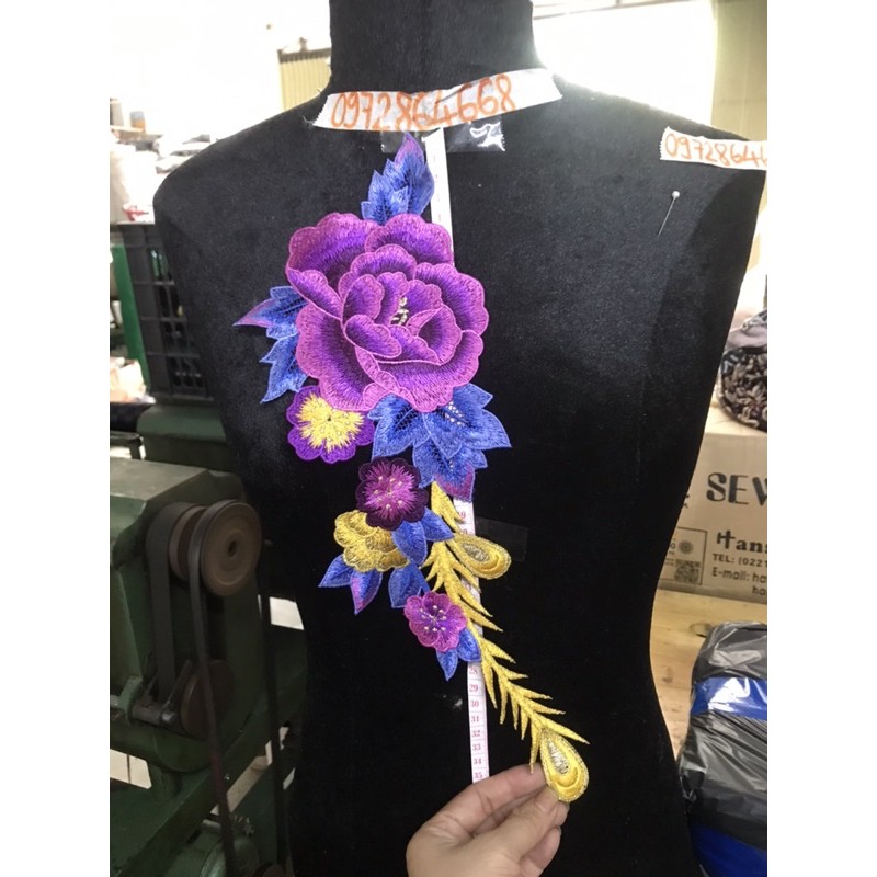 Cặp Hoa và công thêu