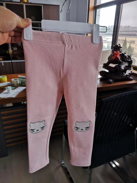 Quần legging bé gái thêu mèo hồng
