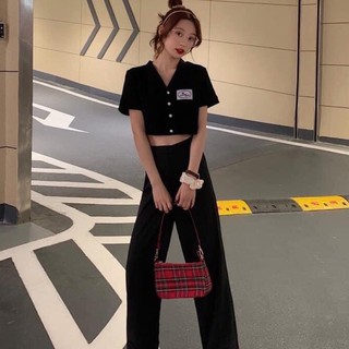 Áo croptop cổ V nút phối thêu tem