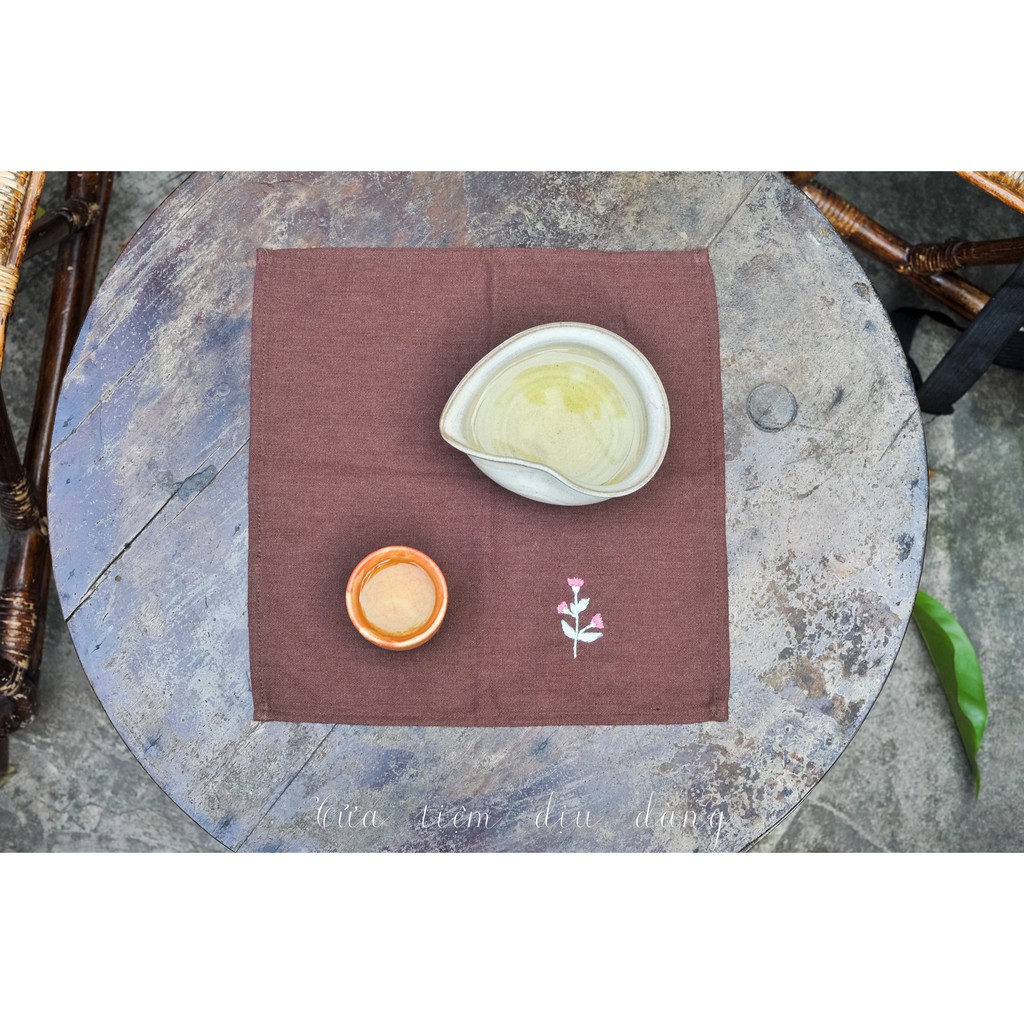 Khăn tay  vải linen thêu thủ công - Cúc chi