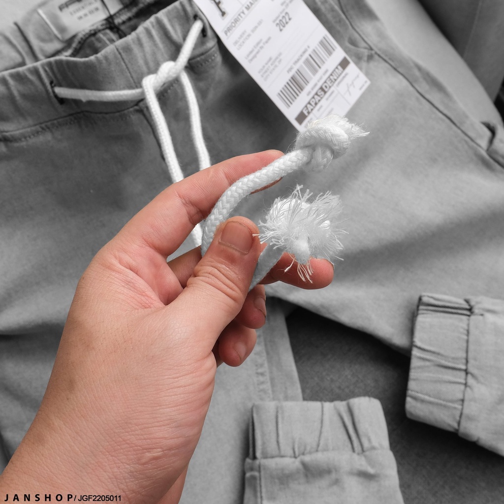 Quần Jogger lưng thun có dây rút thoải mái, tag treo logo sang trọng, lai bo giúp chàng ăn gian chiều cao