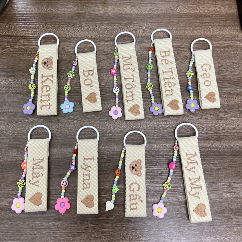 Name tag, móc khoá thêu tên theo yêu cầu