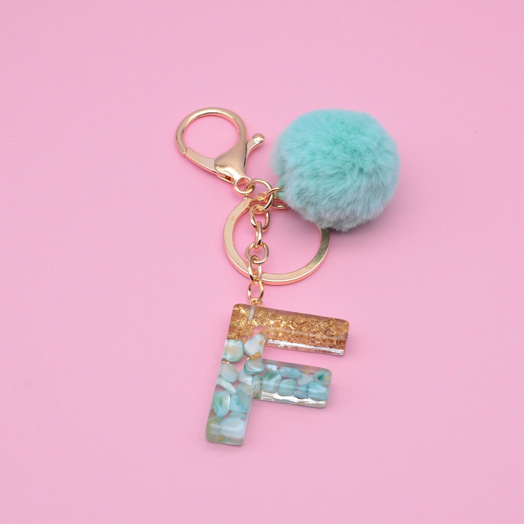 Móc khóa phối mặt chữ cái và quả bóng lông dễ thương