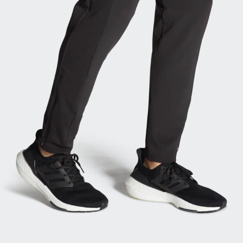 GIÀY THỂ THAO ULTRABOOST 7.0 ĐEN TRẮNG TẶNG VỚ/LỌ VỆ SINH/BẢO VỆ HỘP