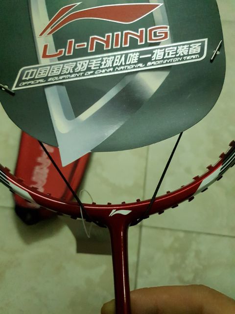 Mua vợt tặng 1 cước và 1 cuốn cán vs