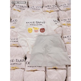 Set áo pull trắng kết hợp chân váy caro