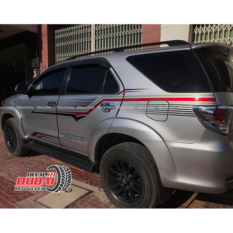 Tem Dán Xe Fortuner Thể Thao Đen Đỏ 002