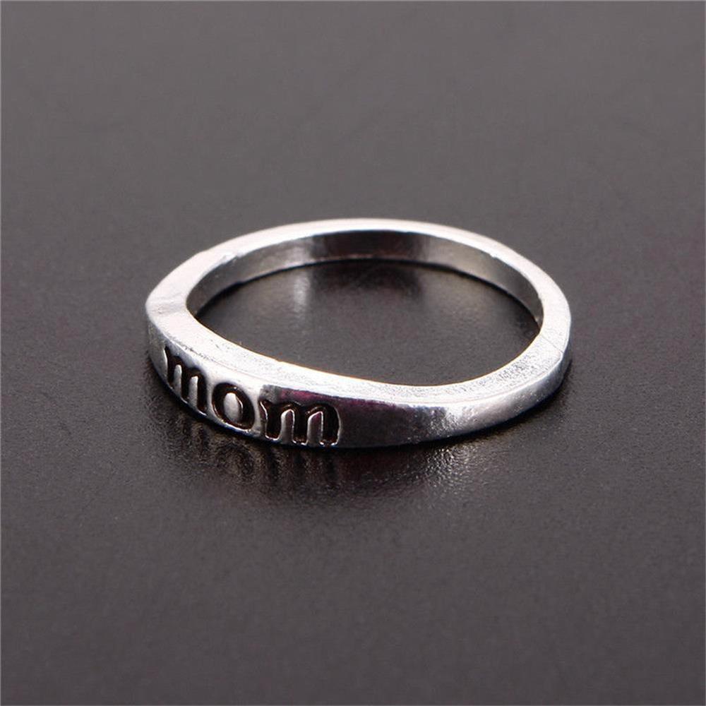 Nhẫn Khắc Chữ Mom Dùng Làm Quà Tặng Ngày Của Mẹ