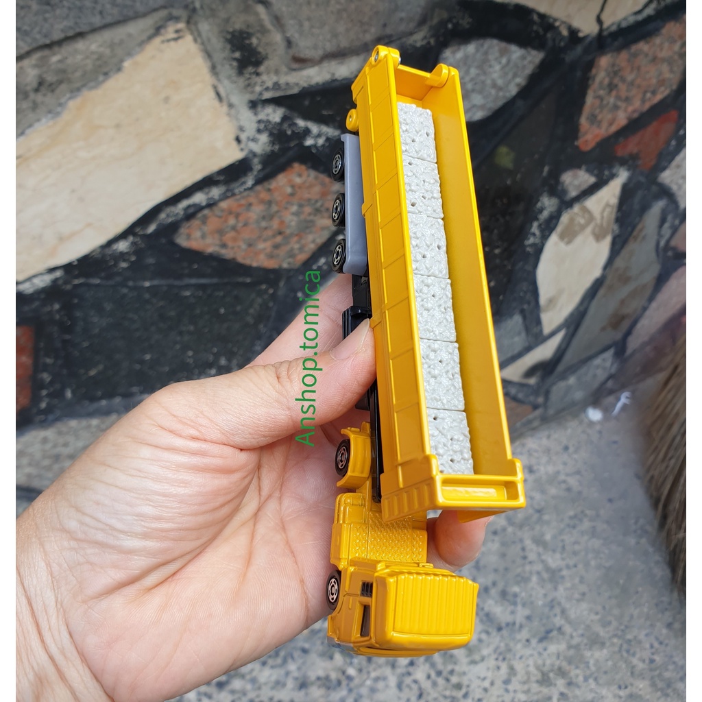 Mô hình xe ben màu vàng tomica Nhật Bản - Long car No147  UD Trucks Quon Trailer Dump