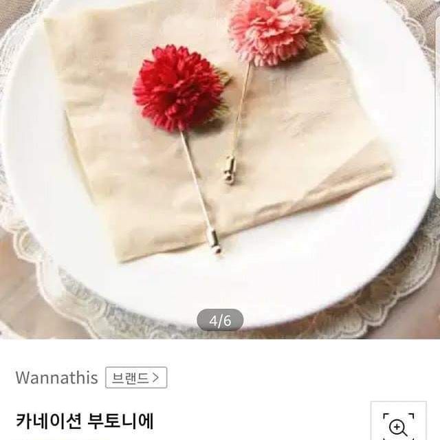 Hoa cẩm chướng đỏ cài áo