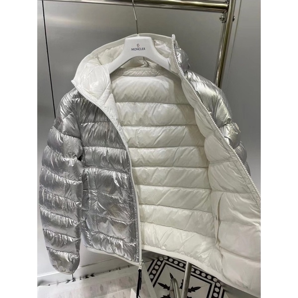 Áo khoác phao nữ màu ánh bạc thương hiệu Moncler cao cấp