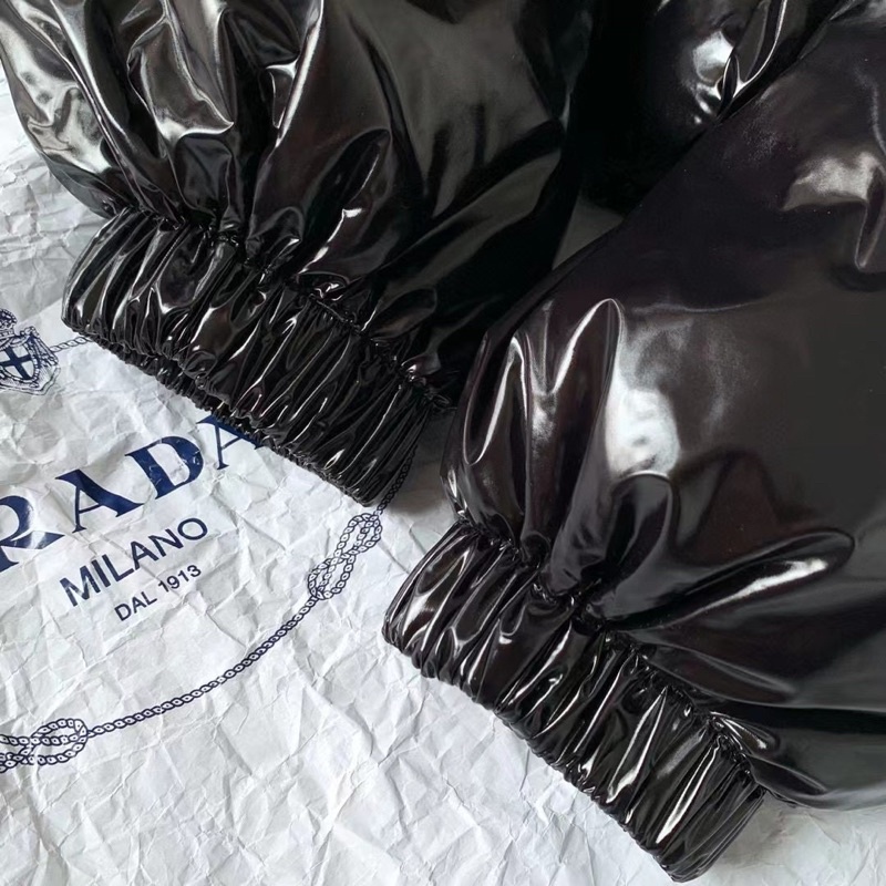 Áo khoác phao dáng croptop màu đen bóng thời trang thương hiệu Prada cao cấp