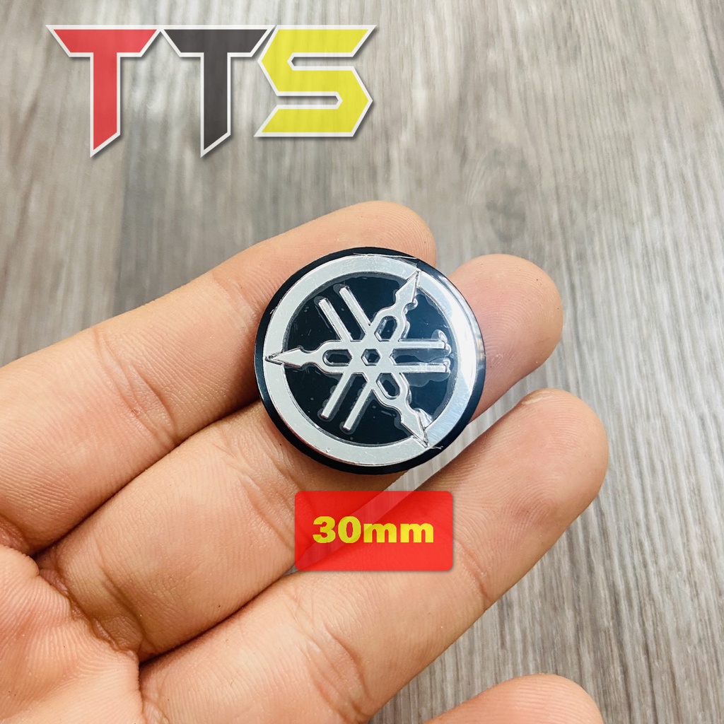 Logo tròn huy hiệu Yamaha chất liệu nhôm có sẳn keo dán mặt nạ, đuôi rùa, bửng xe Exxciter, Sirius, Jupiter