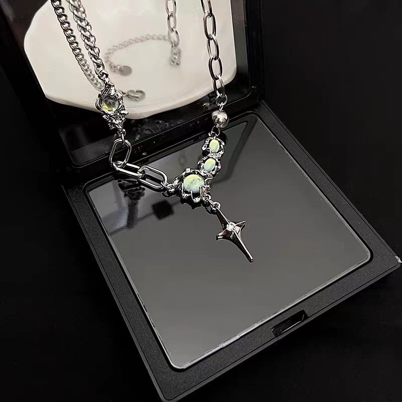 Vòng cổ Đá Mặt Trăng Và Ngôi Sao Bốn Cánh Không Đối Xứng Thiết Kế Bốn Cánh Thời Trang Cao Cấp Cho Nữ
