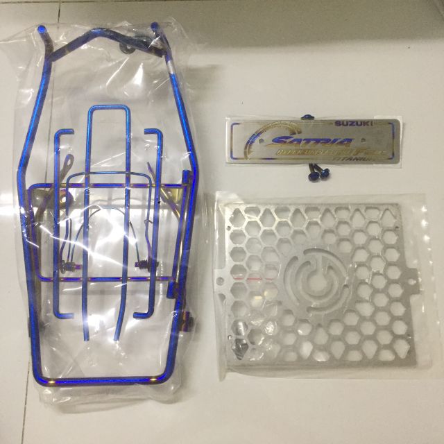 Baga , bảng tên titan kèm ốc titan, che két nước SATRIA F150