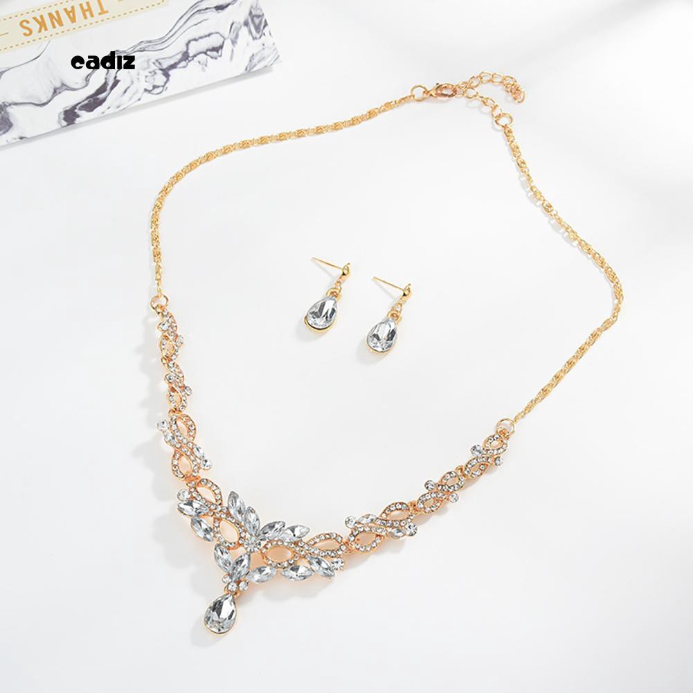 Bộ nữ trang gồm dây chuyền mặt đá pha lê quyến rũ và bông tai