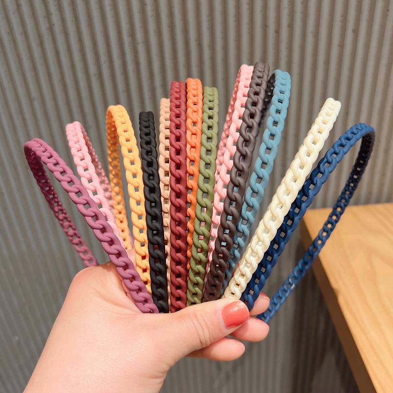 Bờm tóc xoắn, băng đô cài tóc, bờm xếp mắt xích phong cách thời trang cho nữ