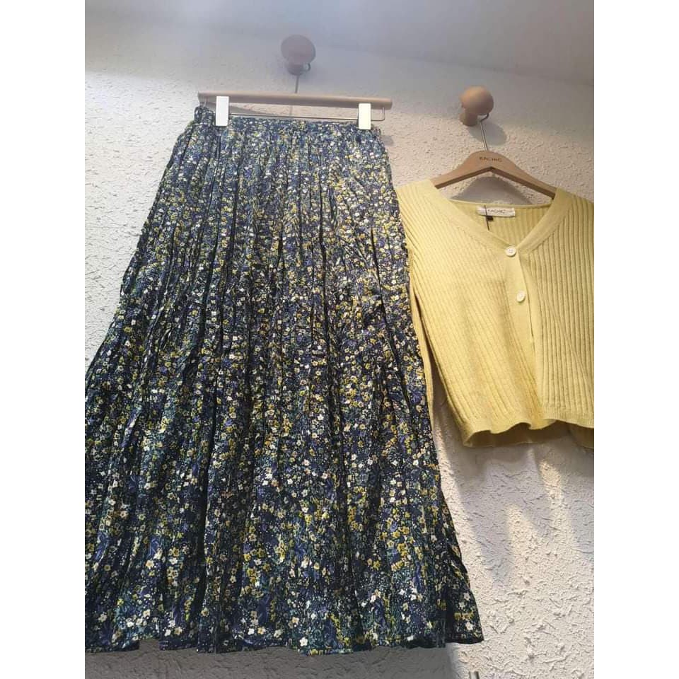 Chân váy hoa nhí xếp ly.