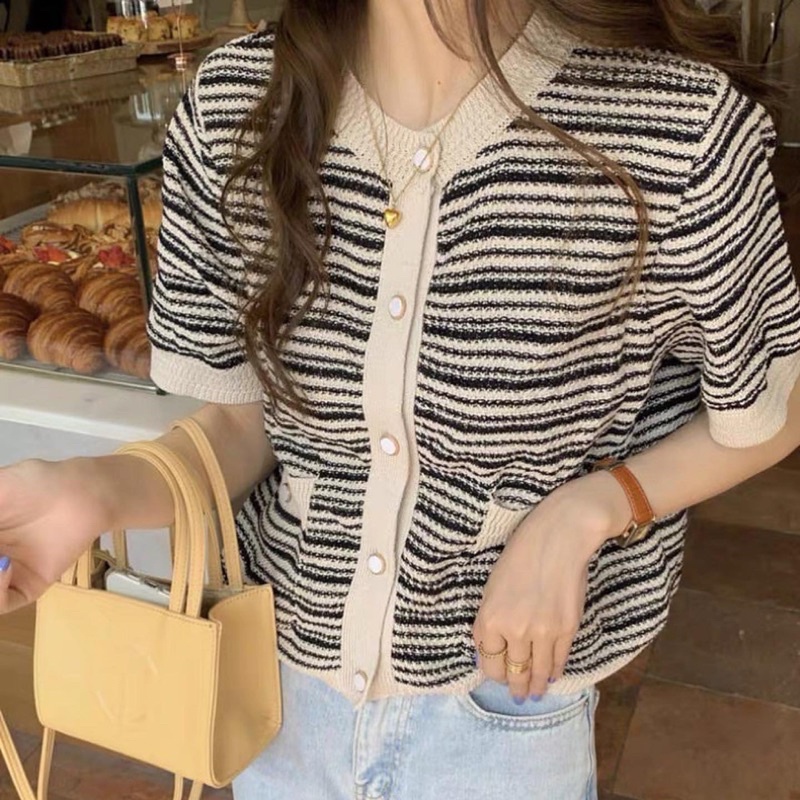 Áo len kẻ sọc ngang