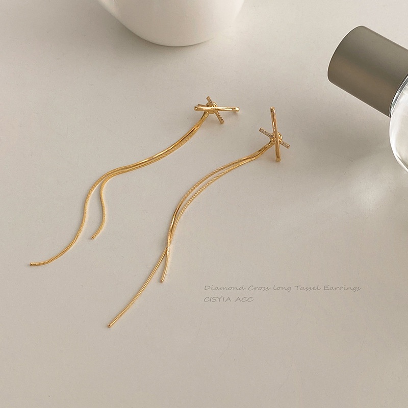 Khuyên Tai Kim Loại Dáng Dài Phối Tua Rua Phong Cách Hàn Quốc