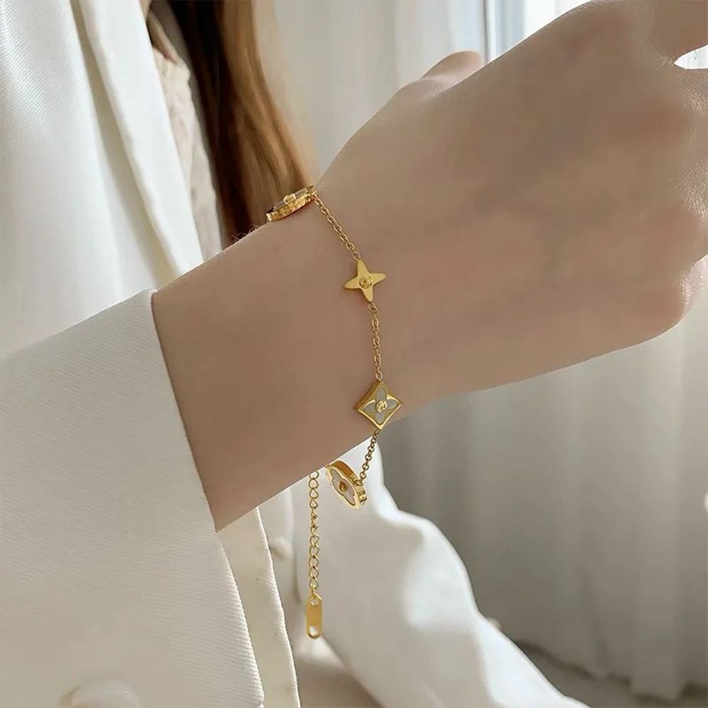 Vòng đeo tay họa tiết cỏ bốn lá dễ thương bắt mắt dành cho nữ